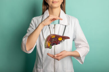 Mulher agarrar fígado.